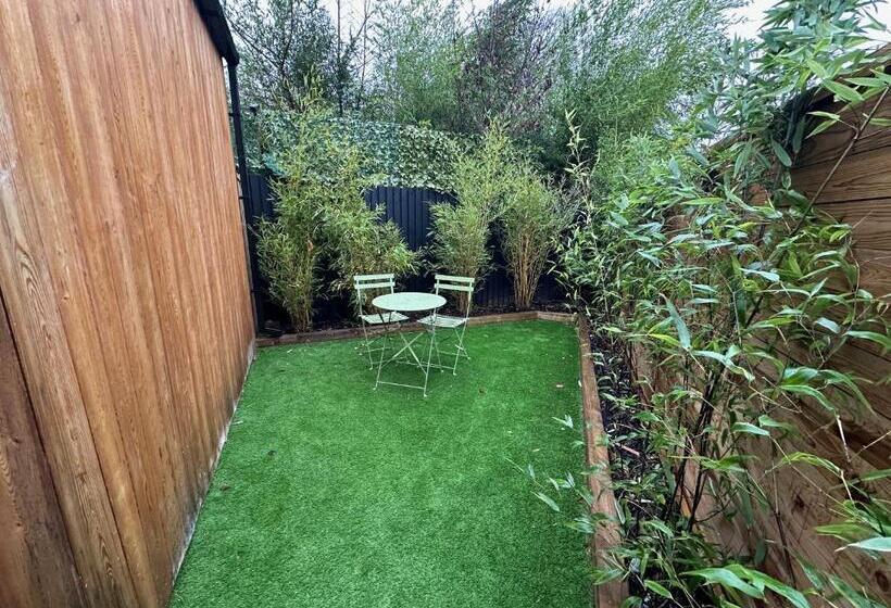 Капсульный Oтель The Cottage Hideout