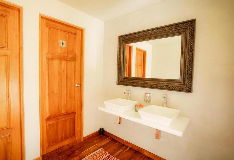 בית מלון כפרי Omkara Rekawa