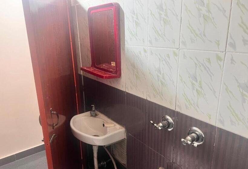 בית מלון כפרי Oyo Decent Inn