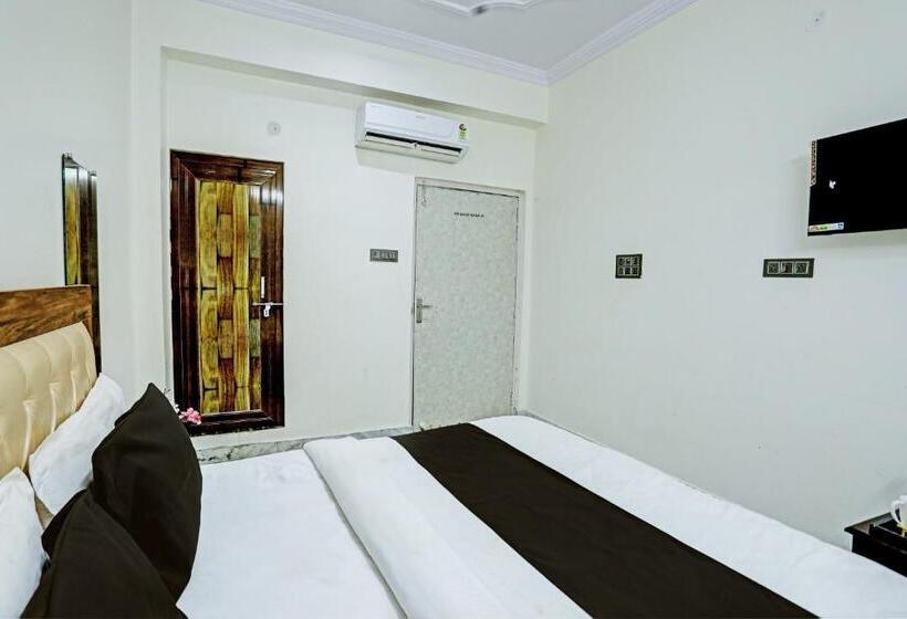 בית מלון כפרי Oyo The Adiitya Inn