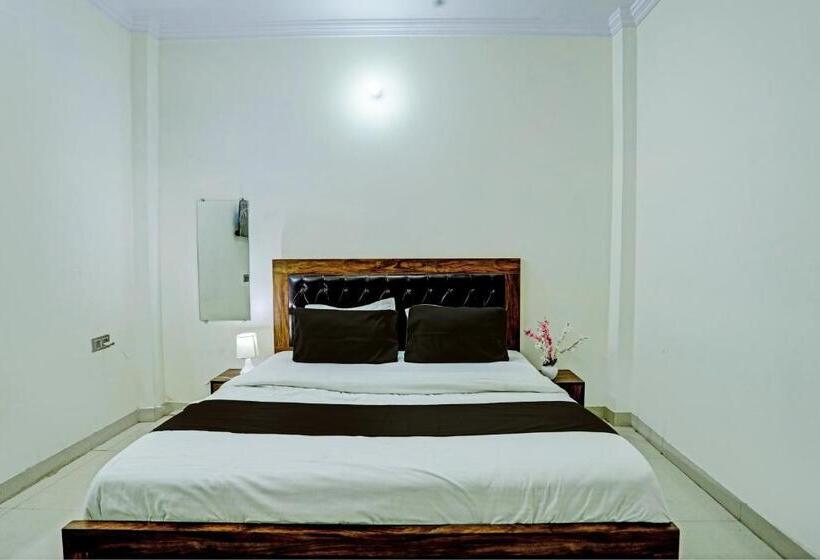 בית מלון כפרי Oyo The Adiitya Inn