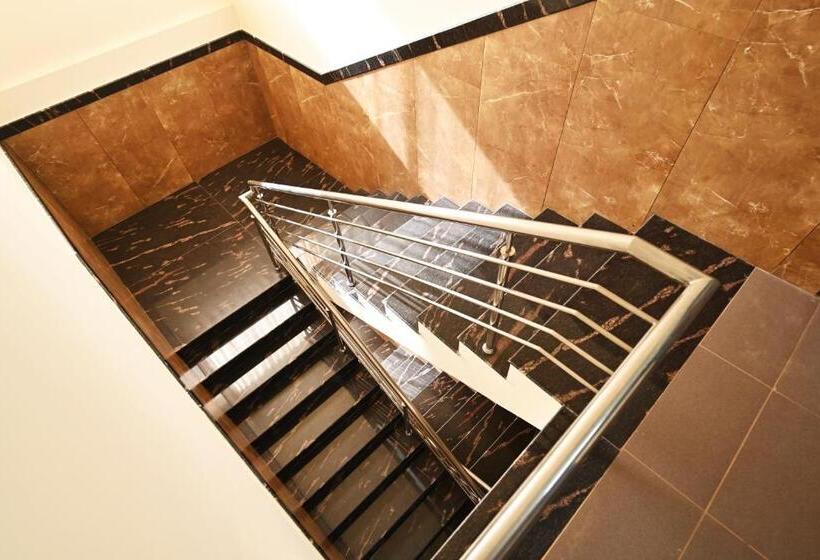 호텔 Rays Inn Boarding And Lodging