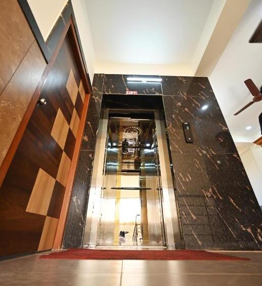 호텔 Rays Inn Boarding And Lodging