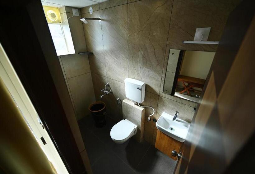 호텔 Rays Inn Boarding And Lodging