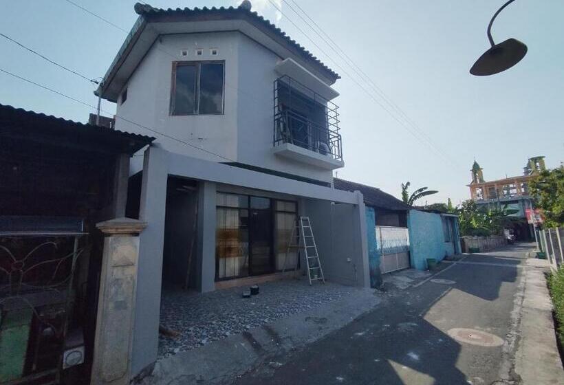 Szálloda Reddoorz At Deamartaloka Colomadu Solo