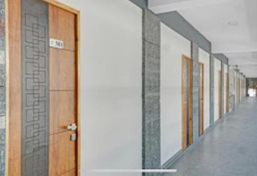 فندق Santeria Inn Surat