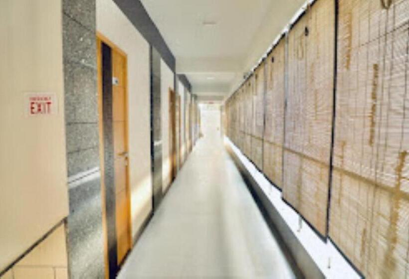 فندق Santeria Inn Surat