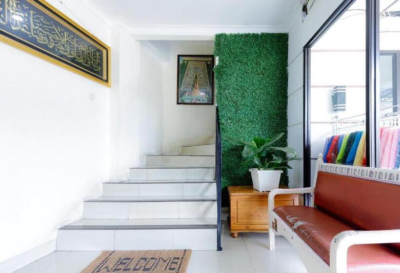 ホテル Urbanview Srb Near Mall Ciputra Cibubur By Reddoorz