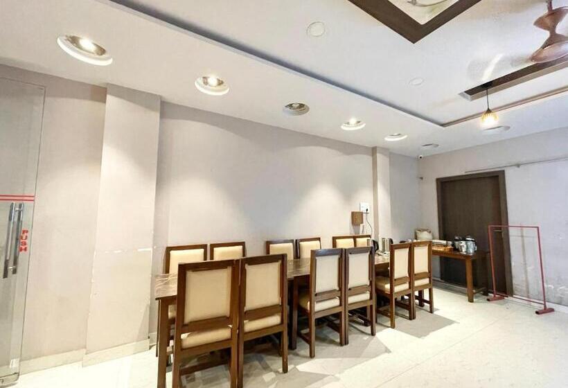 Nandini Palace ! Varanasi ! होटल नंदिनी पैलेस  హోటల్ నందిని ప్యాలెస్ ! Fully Air Conditioned Hotel F