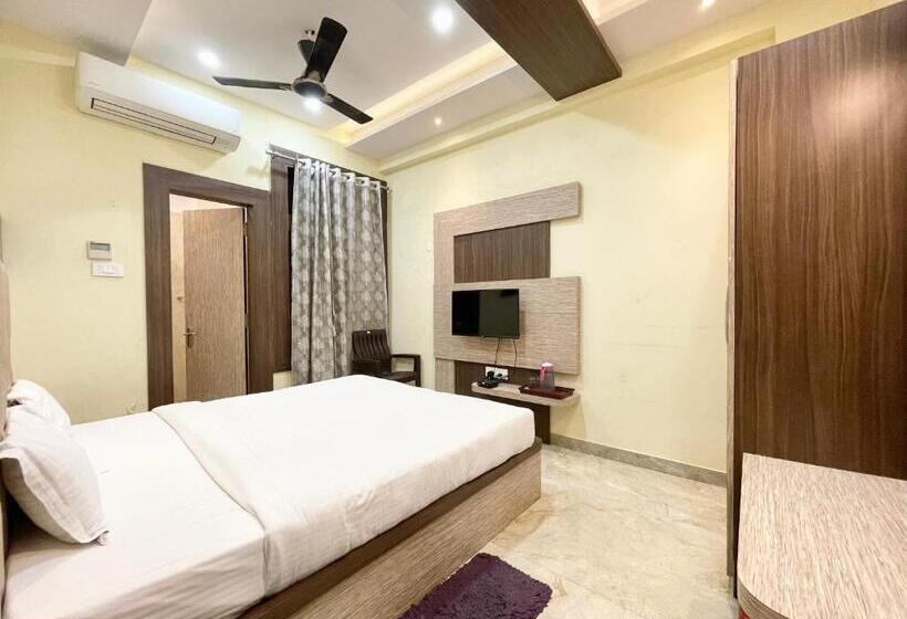 Nandini Palace ! Varanasi ! होटल नंदिनी पैलेस  హోటల్ నందిని ప్యాలెస్ ! Fully Air Conditioned Hotel F