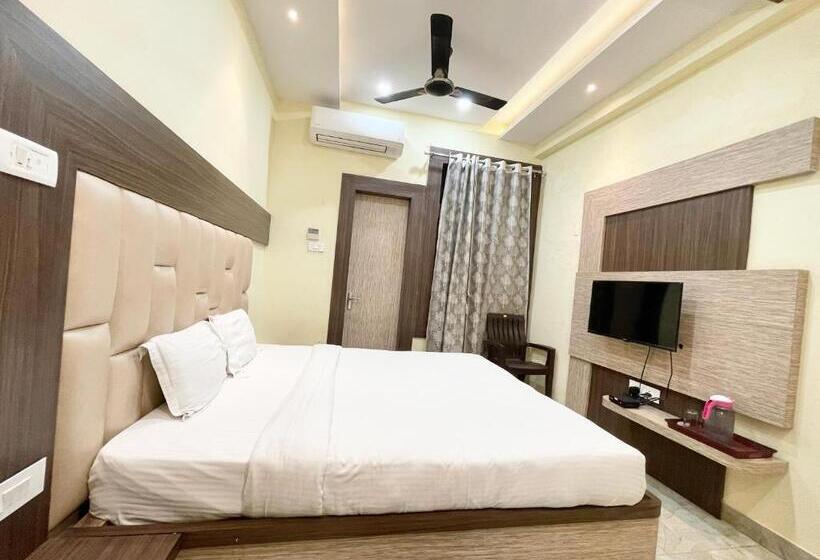 Nandini Palace ! Varanasi ! होटल नंदिनी पैलेस  హోటల్ నందిని ప్యాలెస్ ! Fully Air Conditioned Hotel F