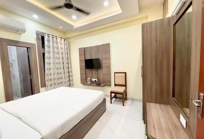 Nandini Palace ! Varanasi ! होटल नंदिनी पैलेस  హోటల్ నందిని ప్యాలెస్ ! Fully Air Conditioned Hotel F