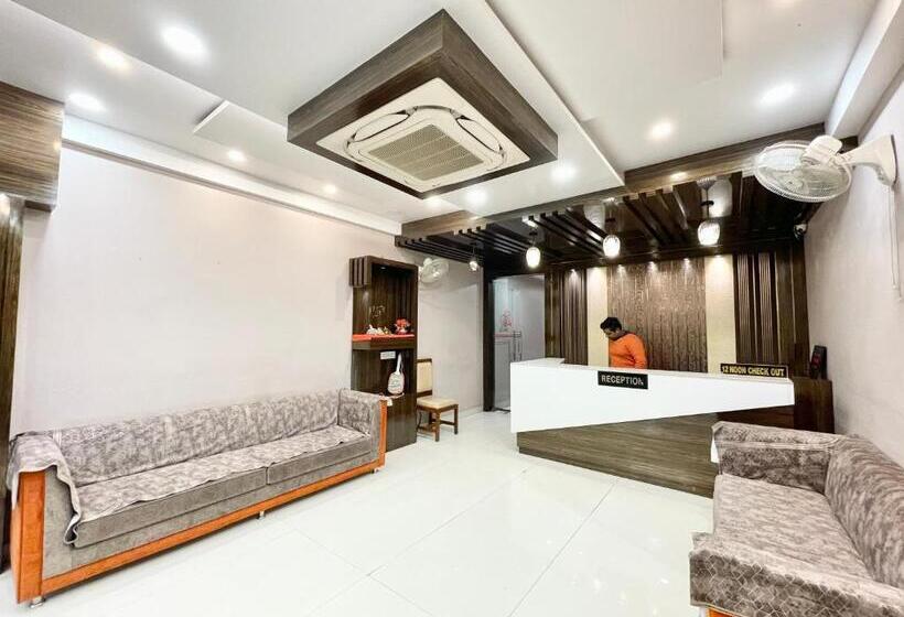 Nandini Palace ! Varanasi ! होटल नंदिनी पैलेस  హోటల్ నందిని ప్యాలెస్ ! Fully Air Conditioned Hotel F