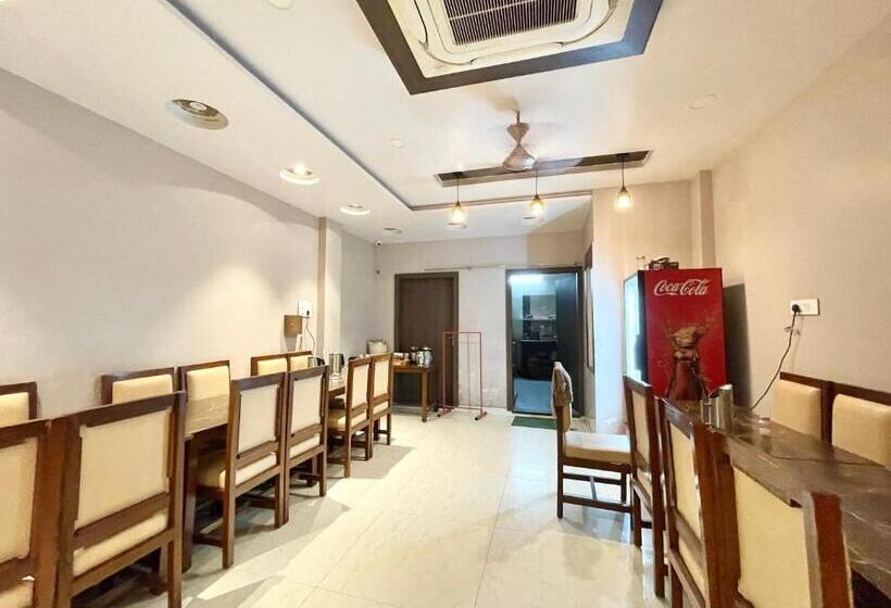 Nandini Palace ! Varanasi ! होटल नंदिनी पैलेस  హోటల్ నందిని ప్యాలెస్ ! Fully Air Conditioned Hotel F