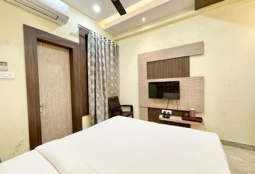 Nandini Palace ! Varanasi ! होटल नंदिनी पैलेस  హోటల్ నందిని ప్యాలెస్ ! Fully Air Conditioned Hotel F