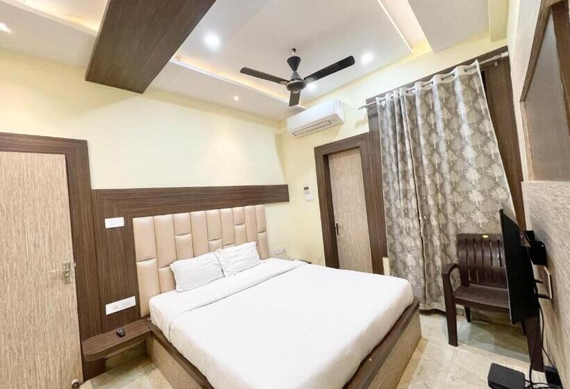Nandini Palace ! Varanasi ! होटल नंदिनी पैलेस  హోటల్ నందిని ప్యాలెస్ ! Fully Air Conditioned Hotel F
