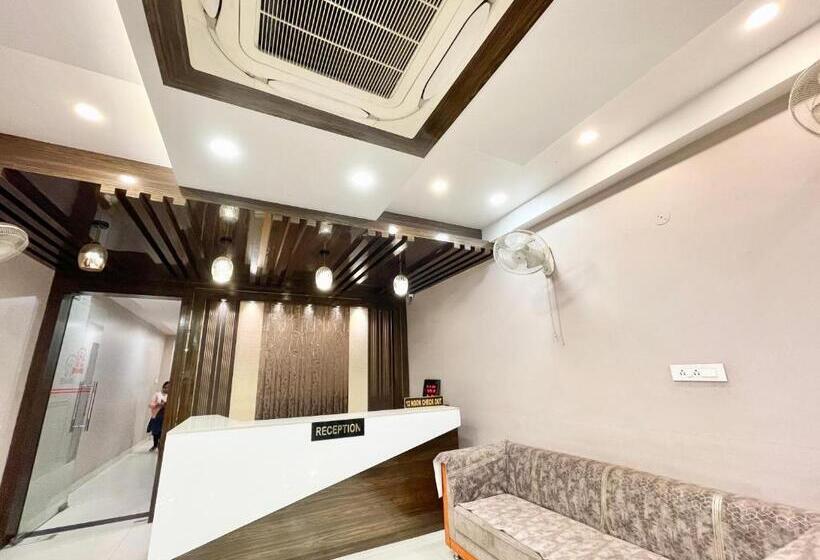 Nandini Palace ! Varanasi ! होटल नंदिनी पैलेस  హోటల్ నందిని ప్యాలెస్ ! Fully Air Conditioned Hotel F