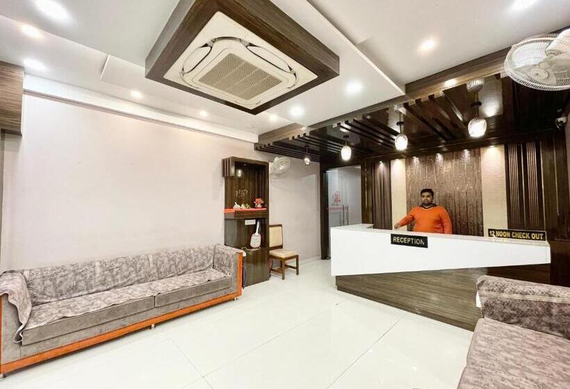 Nandini Palace ! Varanasi ! होटल नंदिनी पैलेस  హోటల్ నందిని ప్యాలెస్ ! Fully Air Conditioned Hotel F