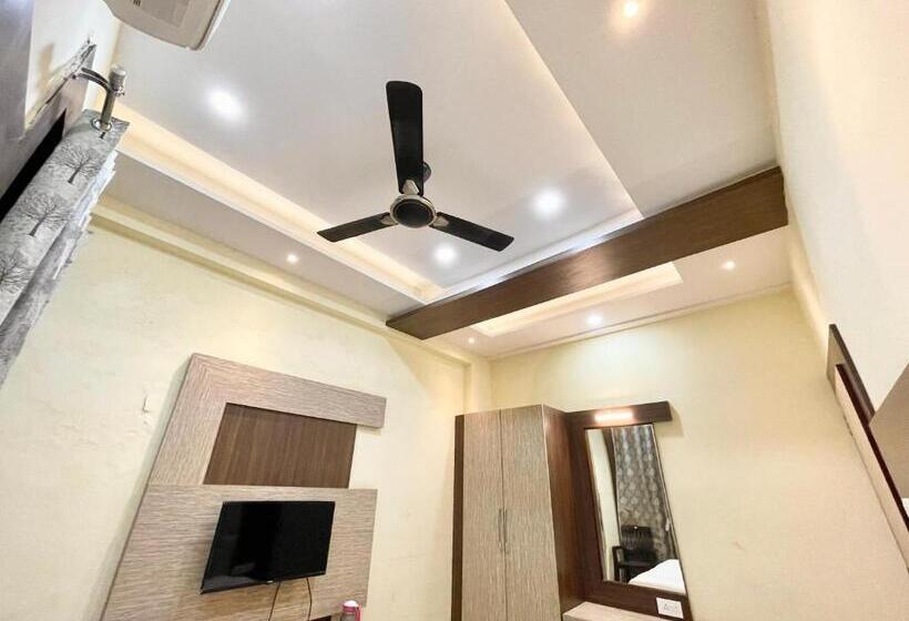 Nandini Palace ! Varanasi ! होटल नंदिनी पैलेस  హోటల్ నందిని ప్యాలెస్ ! Fully Air Conditioned Hotel F