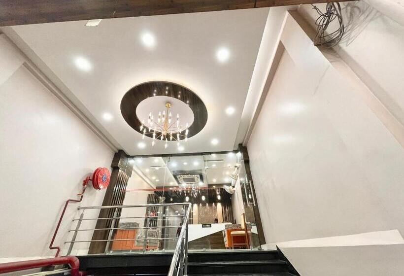 Nandini Palace ! Varanasi ! होटल नंदिनी पैलेस  హోటల్ నందిని ప్యాలెస్ ! Fully Air Conditioned Hotel F