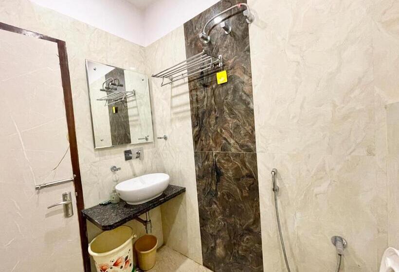 Nandini Palace ! Varanasi ! होटल नंदिनी पैलेस  హోటల్ నందిని ప్యాలెస్ ! Fully Air Conditioned Hotel F