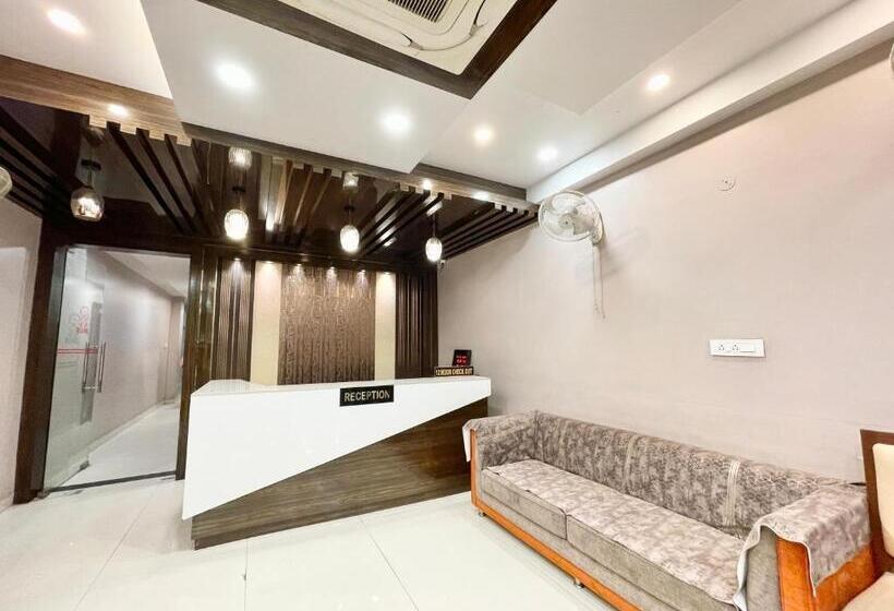 Nandini Palace ! Varanasi ! होटल नंदिनी पैलेस  హోటల్ నందిని ప్యాలెస్ ! Fully Air Conditioned Hotel F