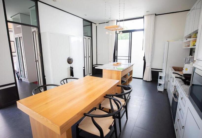 Pension (Hôtel basse catégorie) 查龙3卧室花园泳池别墅
