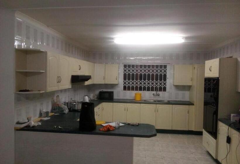 פנסיון Lake Acres Guest House