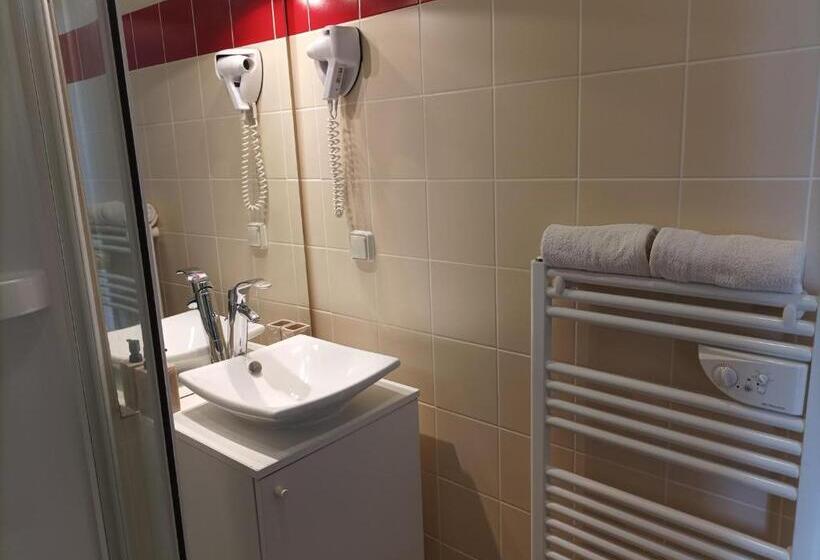 הוסטל Auberge De Mourjou