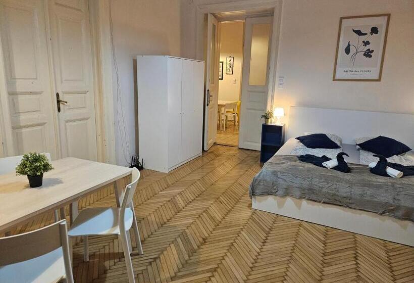 호스텔 Chic Central Rooms