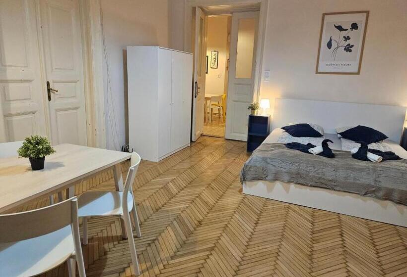 호스텔 Chic Central Rooms