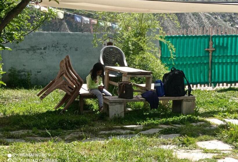 مبيت وإفطار Flying Monk Huts And Restaurant