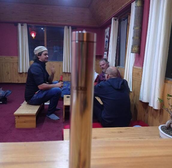 مبيت وإفطار Flying Monk Huts And Restaurant