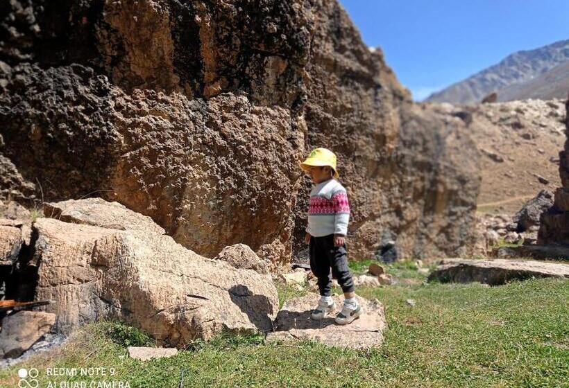 مبيت وإفطار Flying Monk Huts And Restaurant