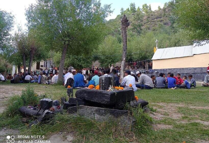 مبيت وإفطار Flying Monk Huts And Restaurant