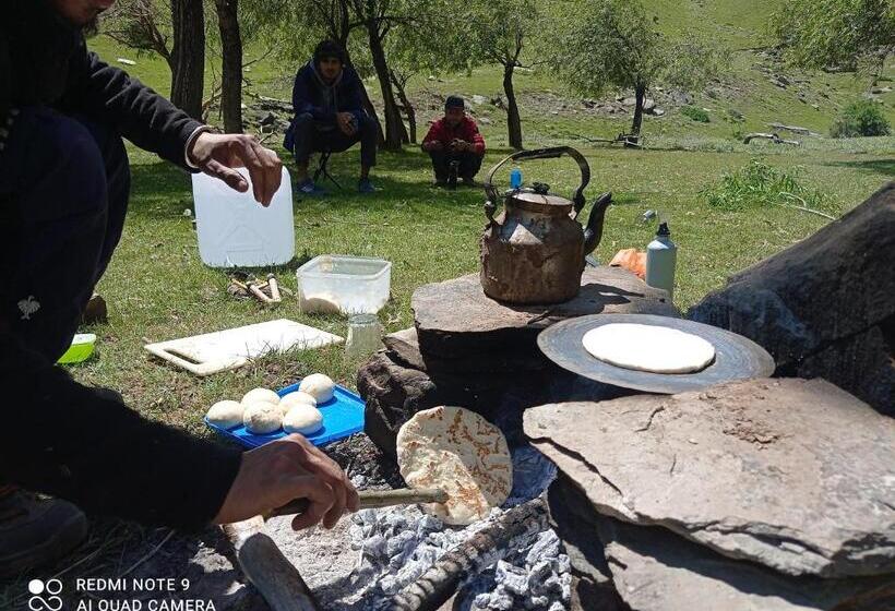 مبيت وإفطار Flying Monk Huts And Restaurant