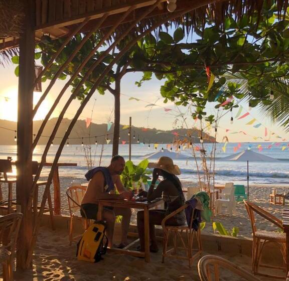 تختخواب و صبحانه Jenna S Beach House