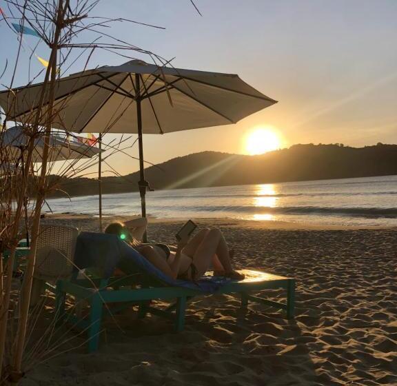 تختخواب و صبحانه Jenna S Beach House