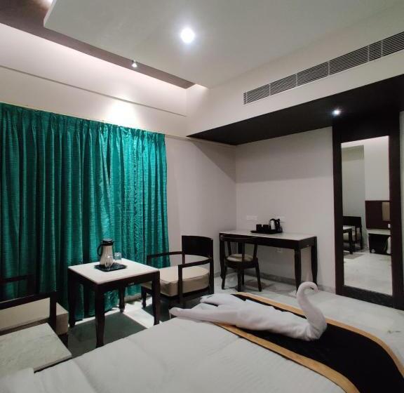 فندق Saratharajans