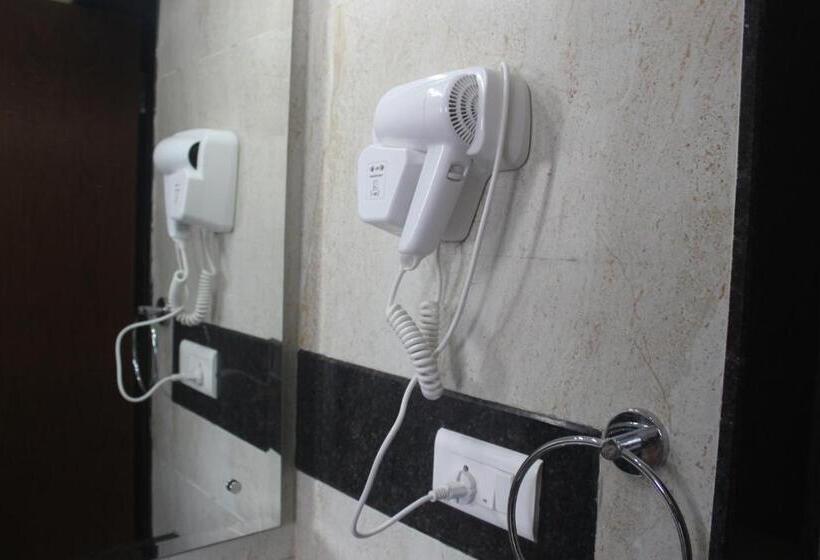 فندق Saratharajans