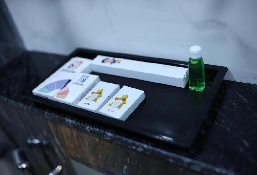 فندق Saratharajans