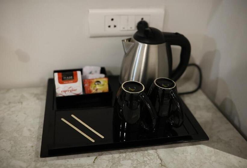 فندق Saratharajans