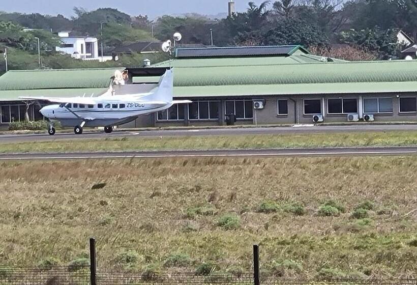 Пансион Airport Airbnb Family Units