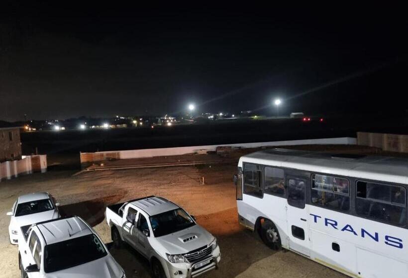 Пансион Airport Airbnb Family Units