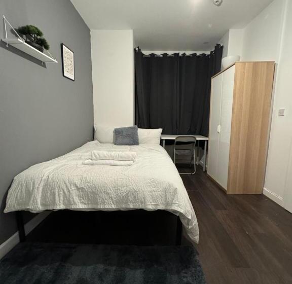 پانسیون Large Ensuite In West Midlands