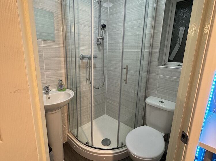 پانسیون Large Ensuite In West Midlands