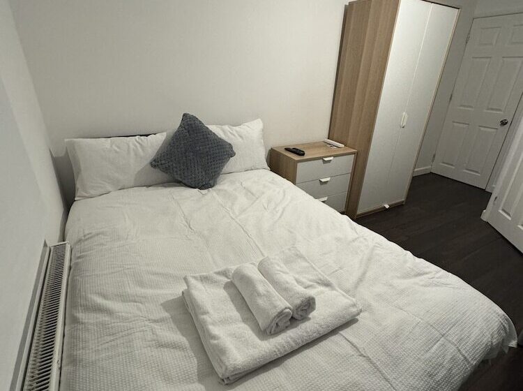 پانسیون Large Ensuite In West Midlands