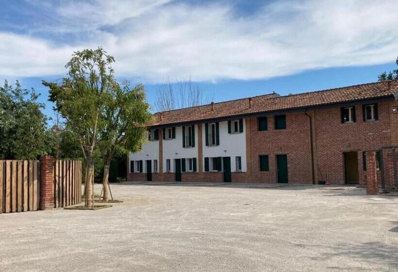 ベッドアンドブレックファースト Canovetta Country House Camelia   Nearby Cremona