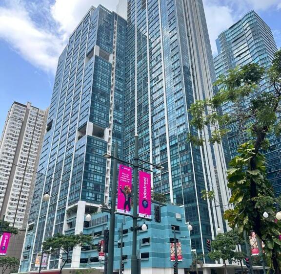 Deluxe Suite In Uptown Bgc With Fountain View