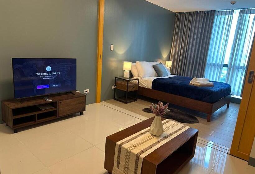 Deluxe Suite In Uptown Bgc With Fountain View